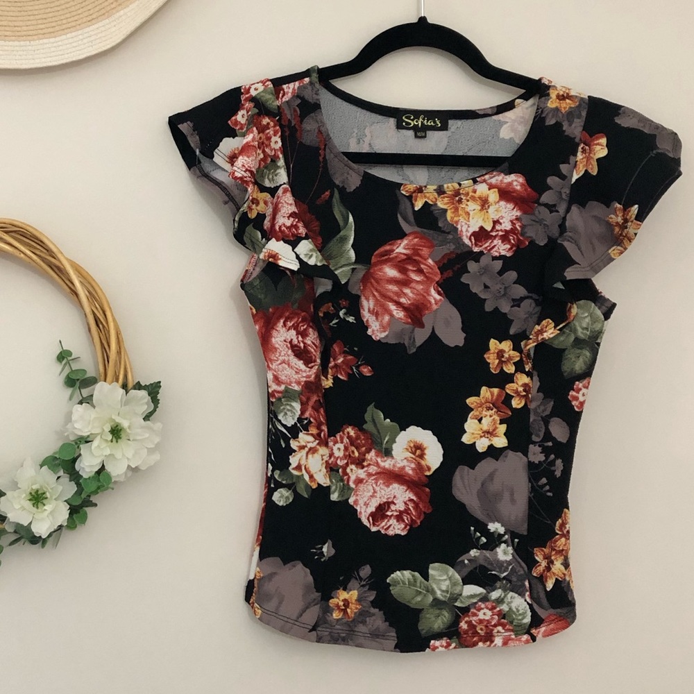 Sofias Short Sleeve Top with Floral Pattern
